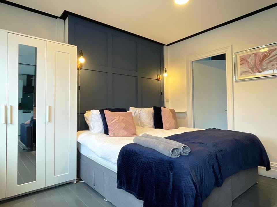 Shower, Bathroom, Bedroom, hair dresser, towels
