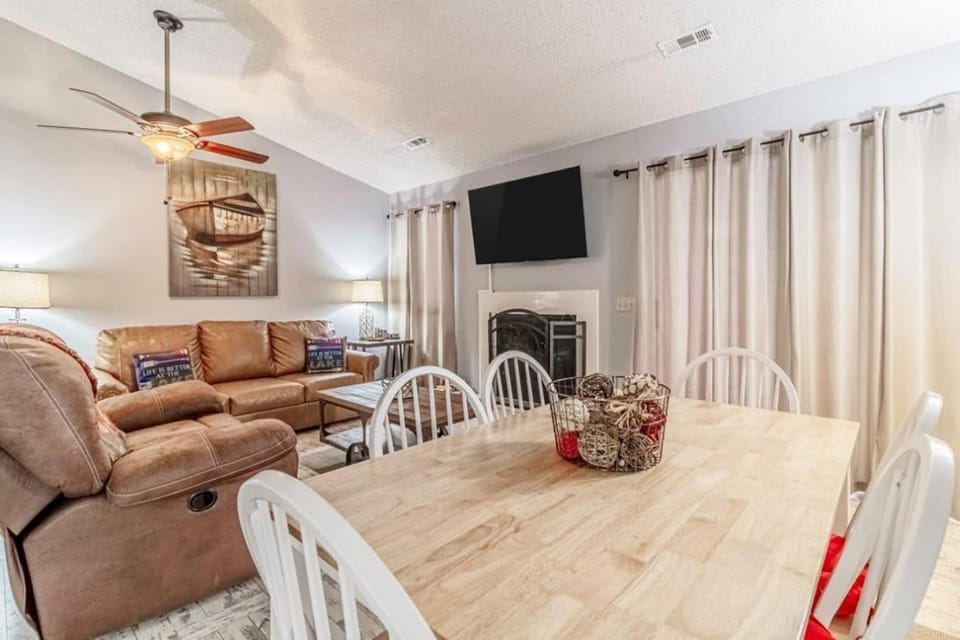 Branson Condo at Pointe Royale with Indoor Pool and Hot Tub on Golf Course near Strip Apartment in Branson