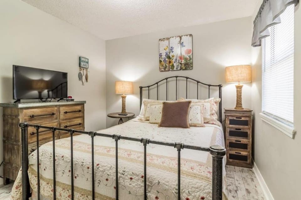 Branson Condo at Pointe Royale with Indoor Pool and Hot Tub on Golf Course near Strip Apartment in Branson