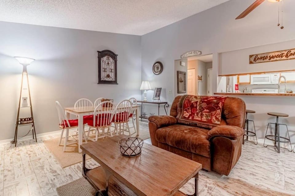 Branson Condo at Pointe Royale with Indoor Pool and Hot Tub on Golf Course near Strip Apartment in Branson
