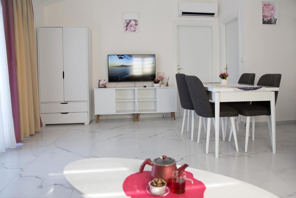 TV and multimedia, Living room, Seating area, Dining area, air conditioner