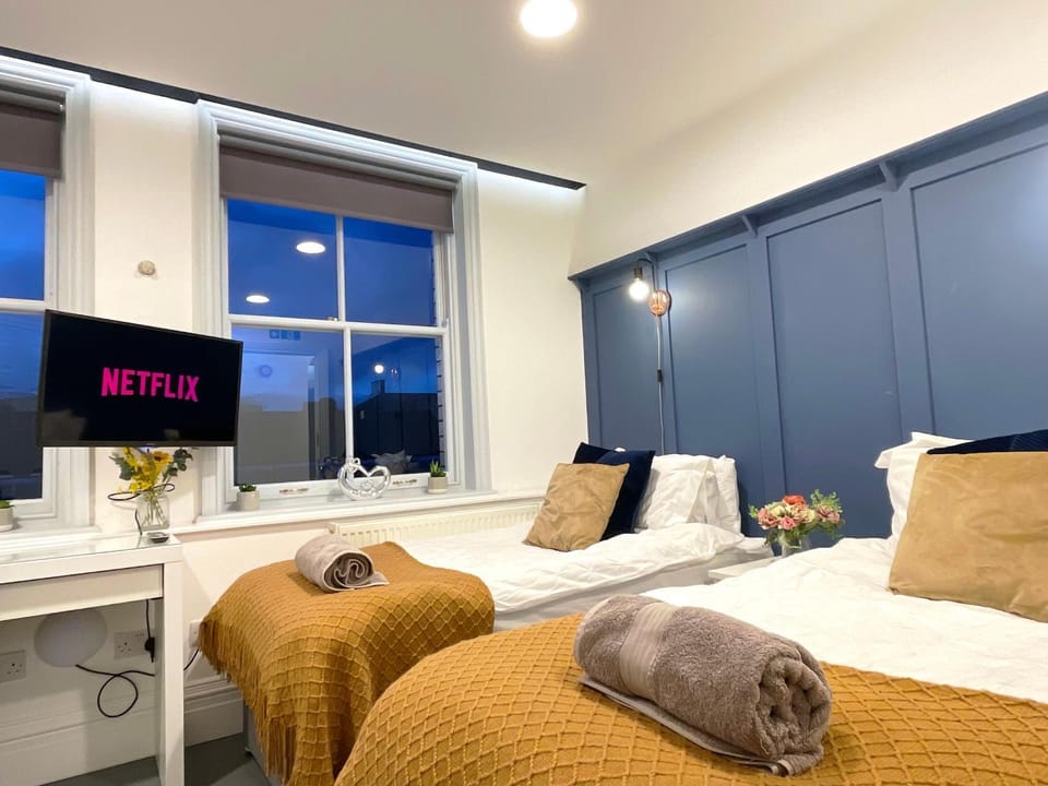 TV and multimedia, Photo of the whole room, Bedroom, hair dresser