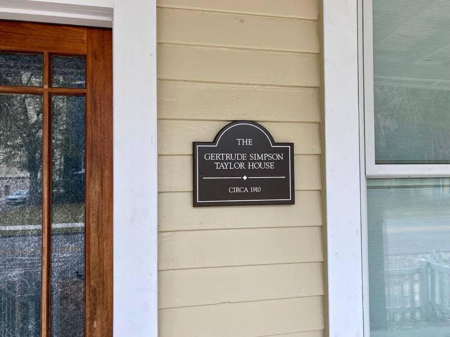 Beautiful Historic Downtown Pensacola Charmer Hot Tub BBQ House in Pensacola