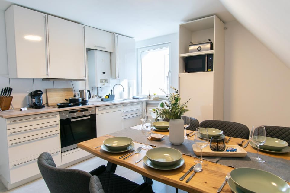 Coffee/tea facilities, Kitchen or kitchenette, Dining area, Food, dishwasher, oven, stove