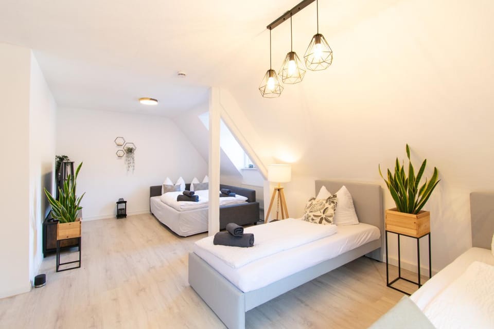 Communal lounge/ TV room, Bed, TV and multimedia, Living room, Seating area, Bedroom