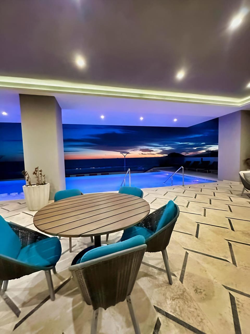Off site, Dining area, Swimming pool