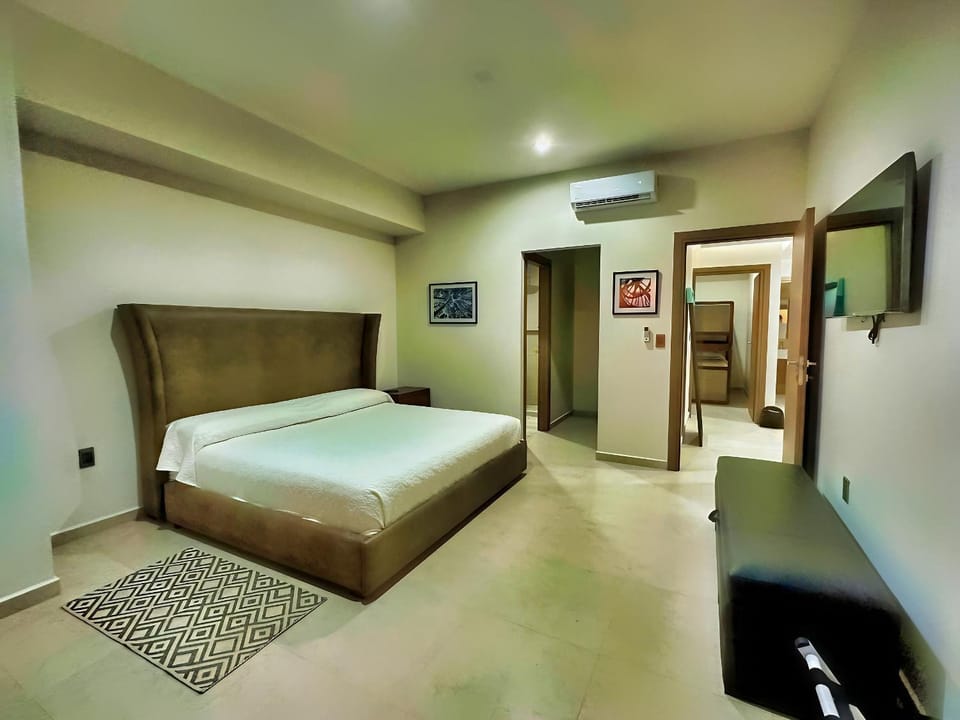 Bed, TV and multimedia, Photo of the whole room, Bedroom