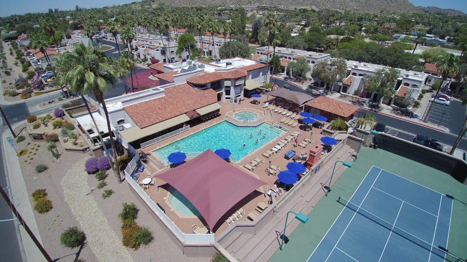 Hot Tub, Tennis court, Swimming pool, sunbed