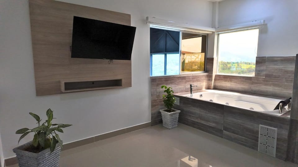 Hot Tub, TV and multimedia, Bath