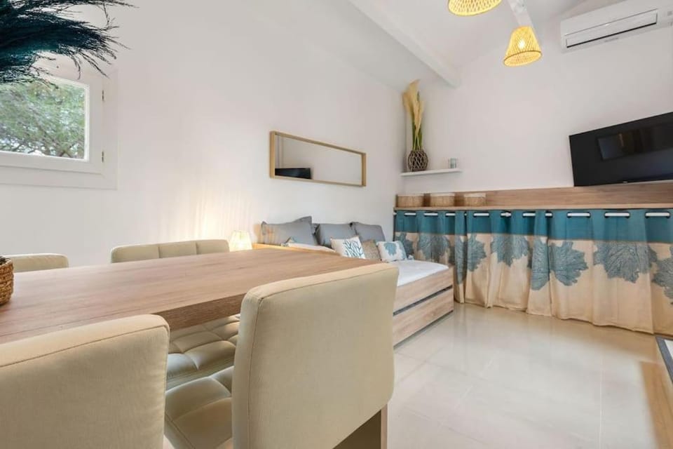 TV and multimedia, Seating area, air conditioner