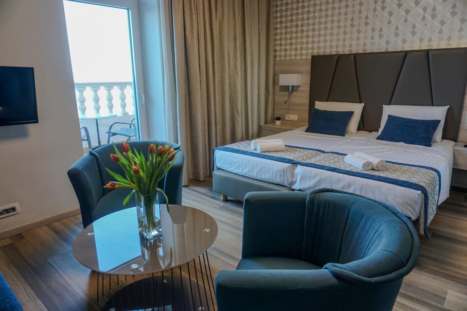 Bed, Photo of the whole room, Seating area, Bedroom