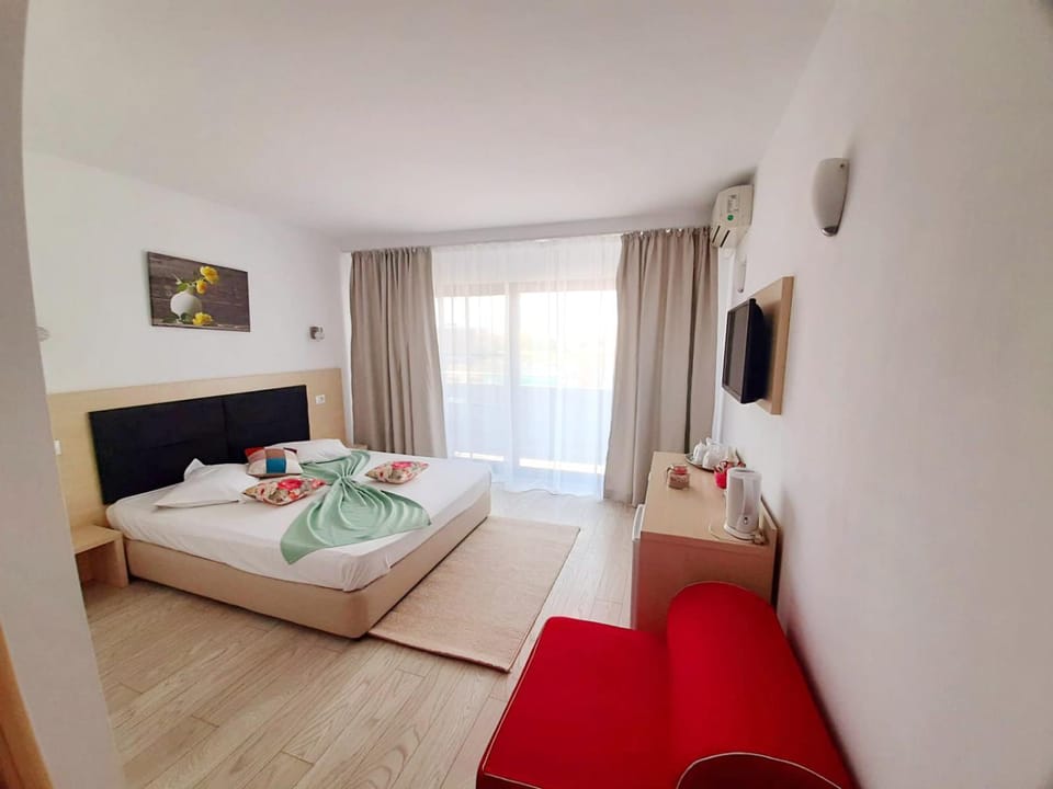 Bed, TV and multimedia, Photo of the whole room, Bedroom