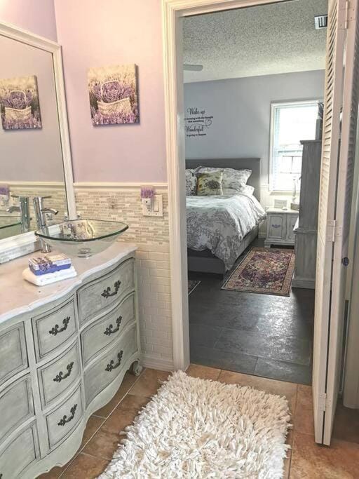 Woodstork Pond Cottage House in Englewood