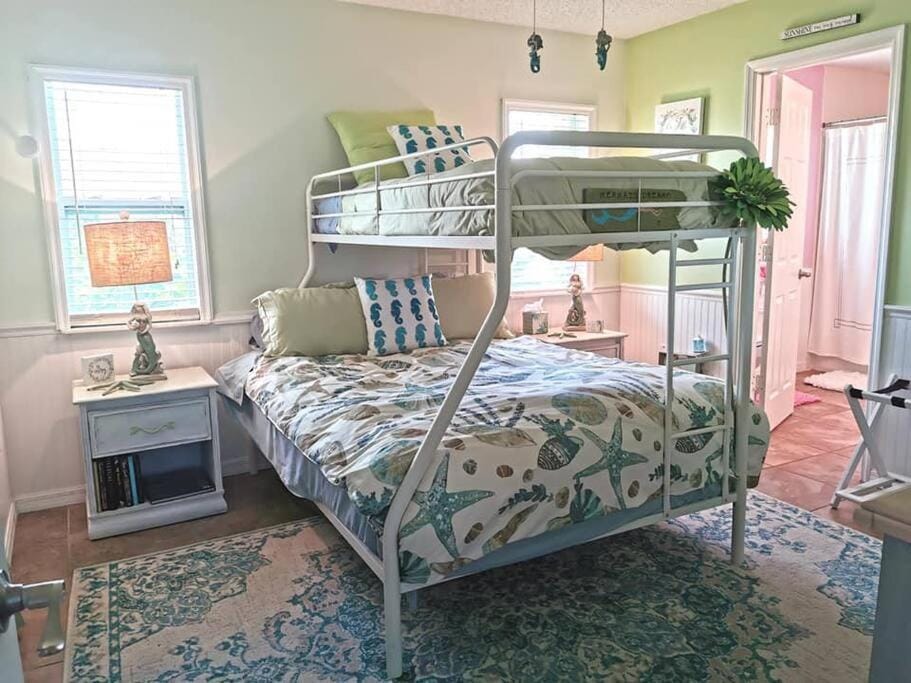 Woodstork Pond Cottage House in Englewood