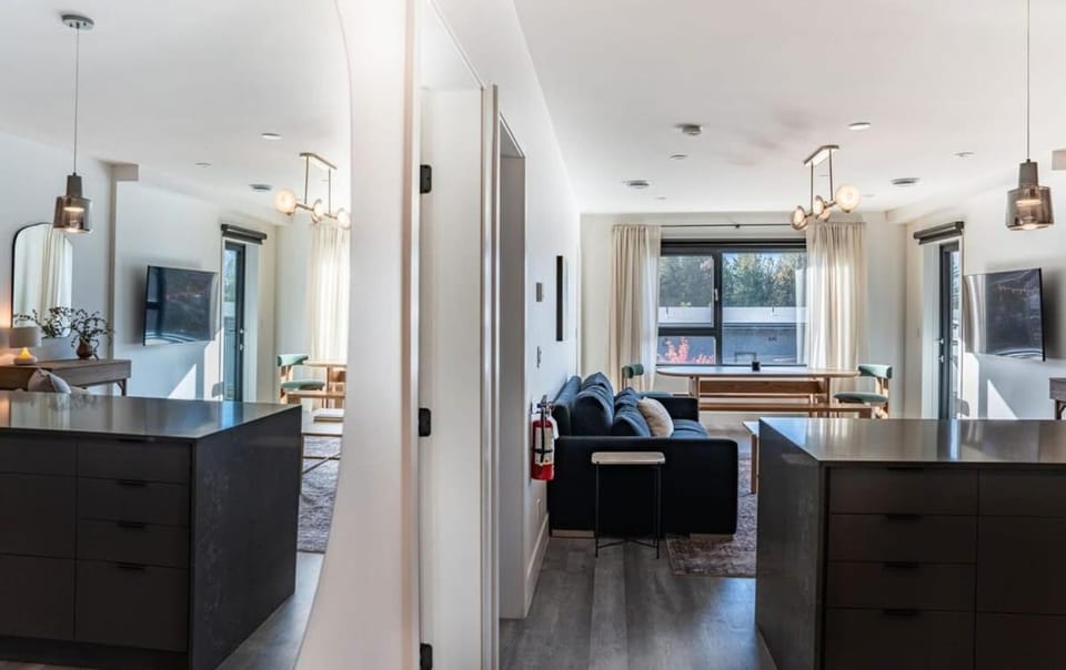 Snowed Inn - Stunning 3 Bedroom Condo House in Revelstoke