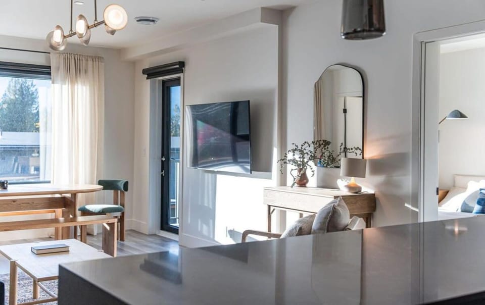 Snowed Inn - Stunning 3 Bedroom Condo House in Revelstoke