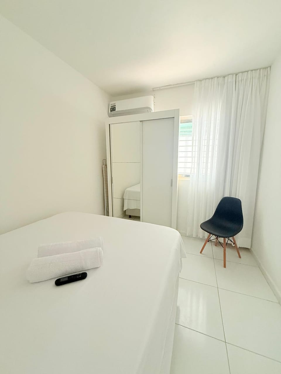 Bed, Photo of the whole room, air conditioner