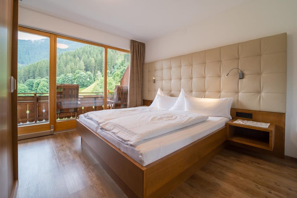 Bed, Natural landscape, Photo of the whole room, Bedroom