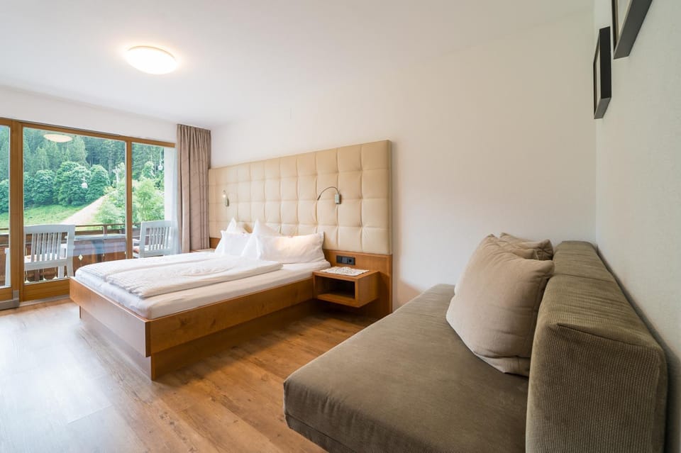 Bed, Photo of the whole room, Seating area, Bedroom