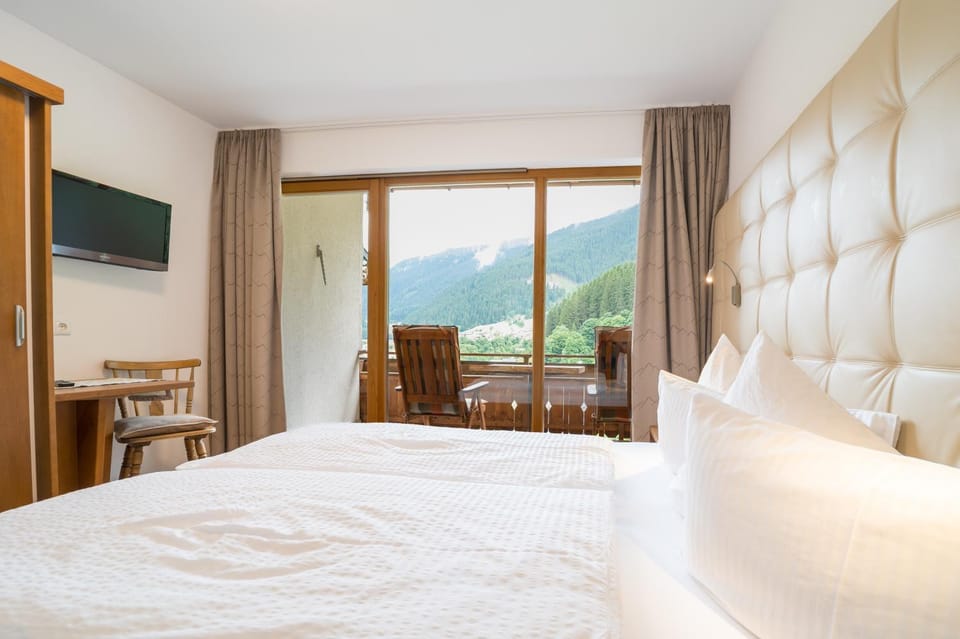 Bed, TV and multimedia, Photo of the whole room, Bedroom, Mountain view