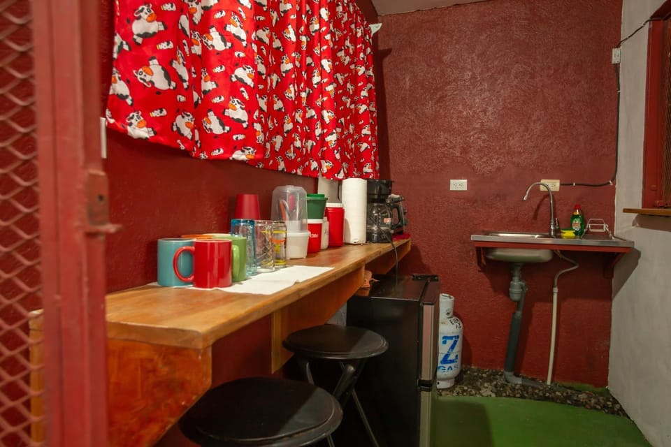 Coffee/tea facilities, Kitchen or kitchenette, Dining area, Communal kitchen