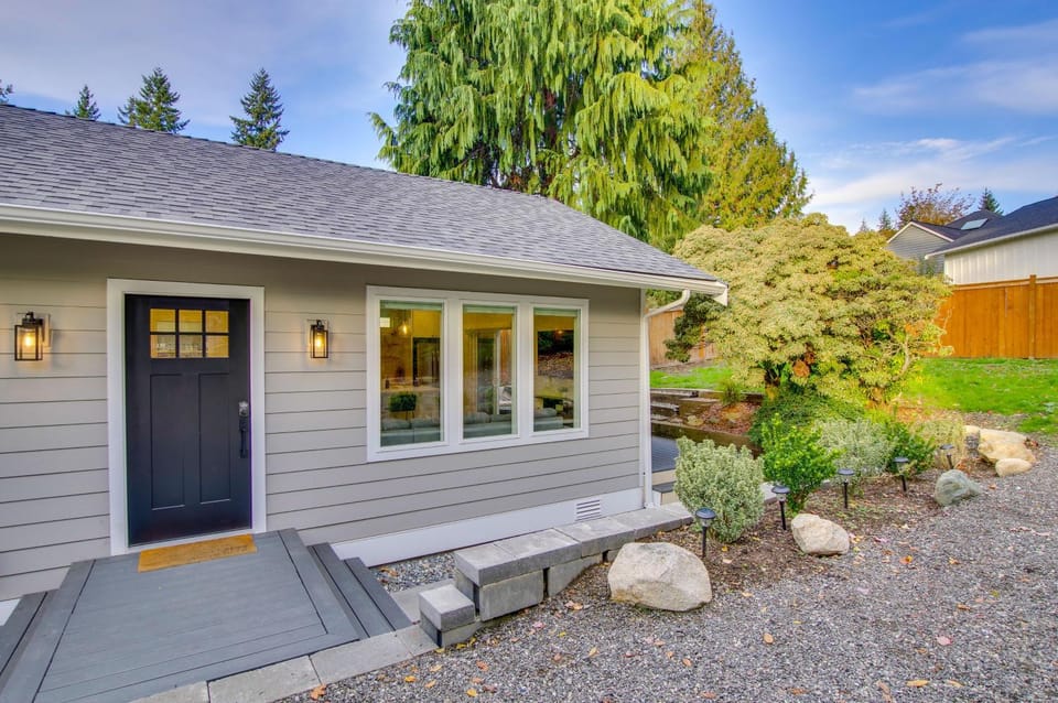 Private Yard & Fire Pit! Modern Kirkland Abode House in Kirkland