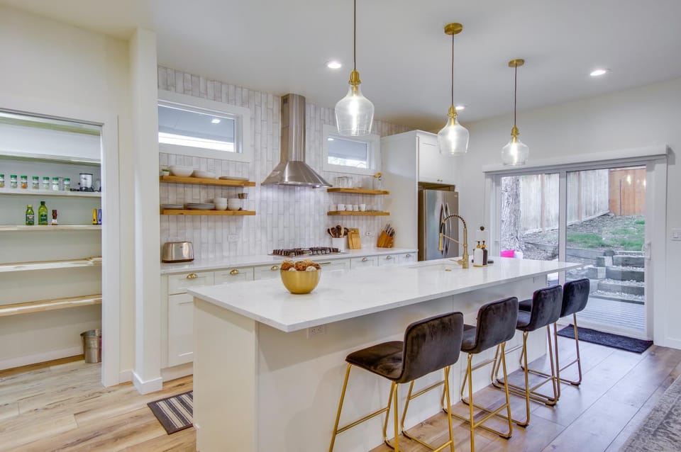 Private Yard & Fire Pit! Modern Kirkland Abode House in Kirkland