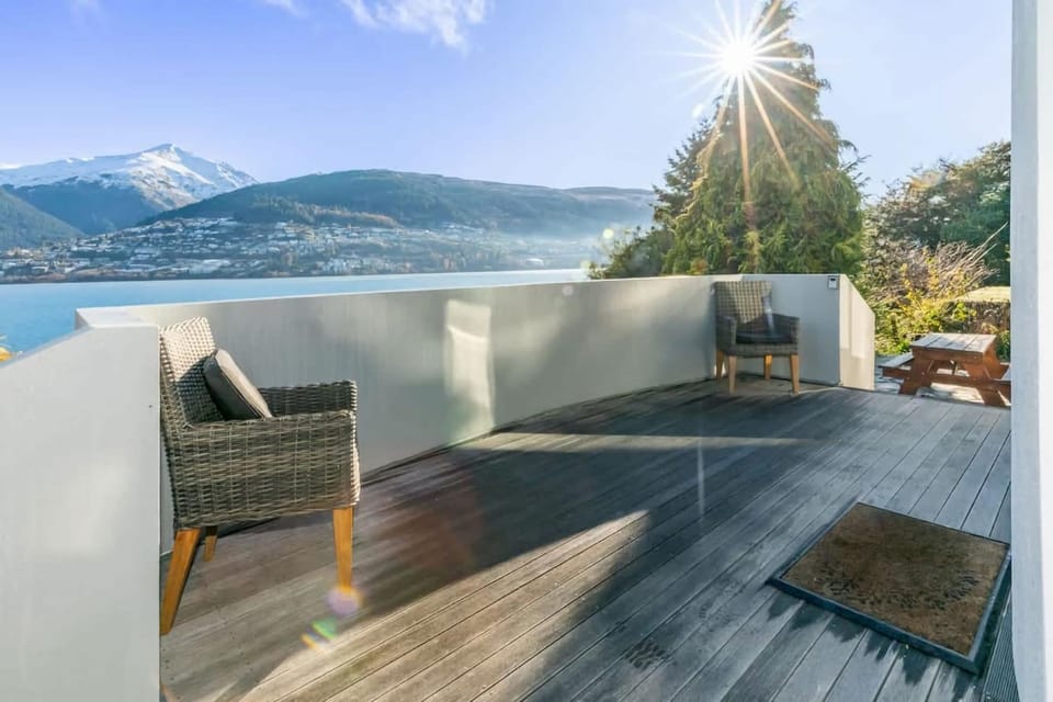 Lakeside Escape Apartment in Queenstown