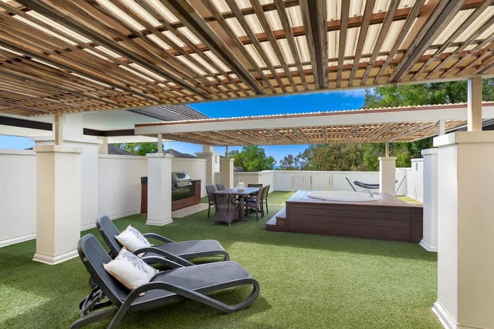 Paradise Bound - A Rooftop Resort Retreat House in Palm Cove