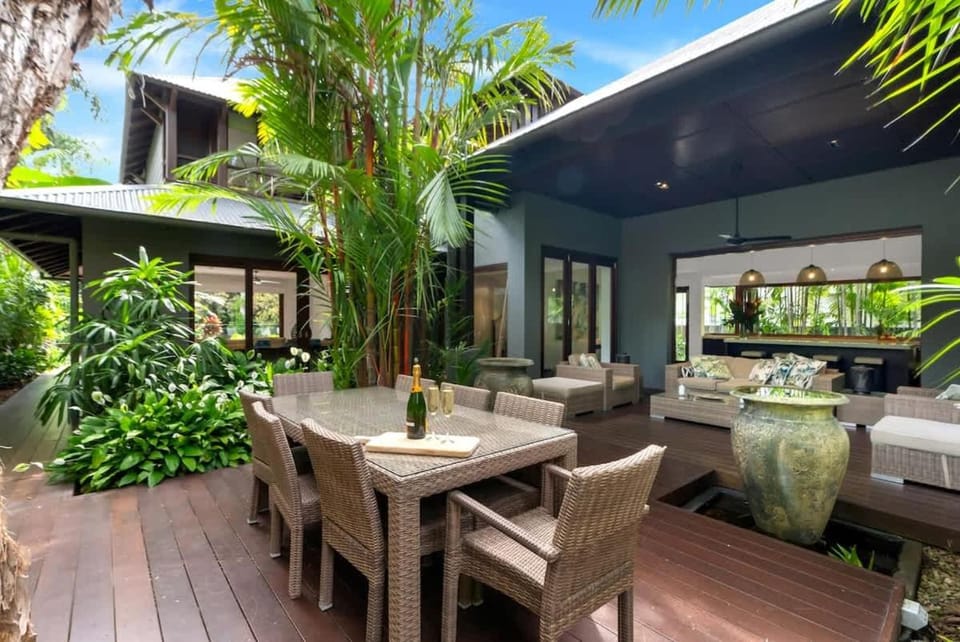 Villa Omaroo - Tropical Luxury Redefined Villa in Port Douglas