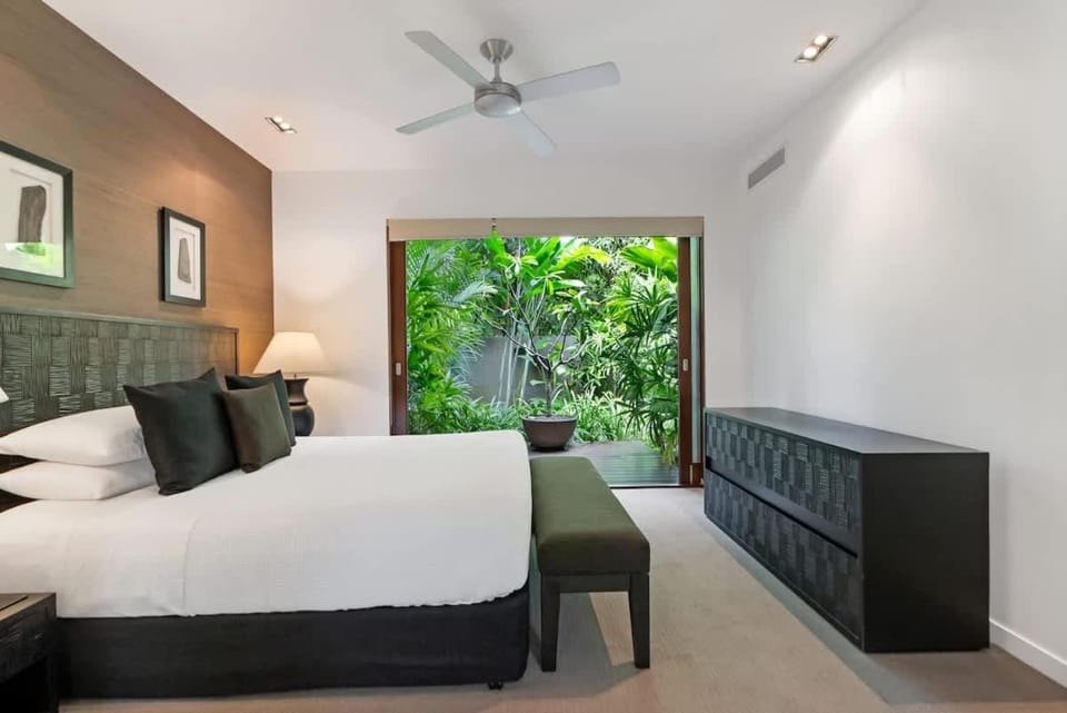 Villa Omaroo - Tropical Luxury Redefined Villa in Port Douglas