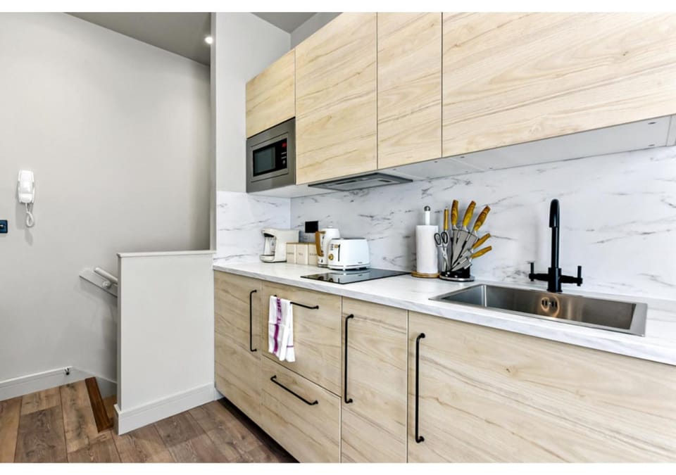 Coffee/tea facilities, Kitchen or kitchenette, minibar, oven, stove