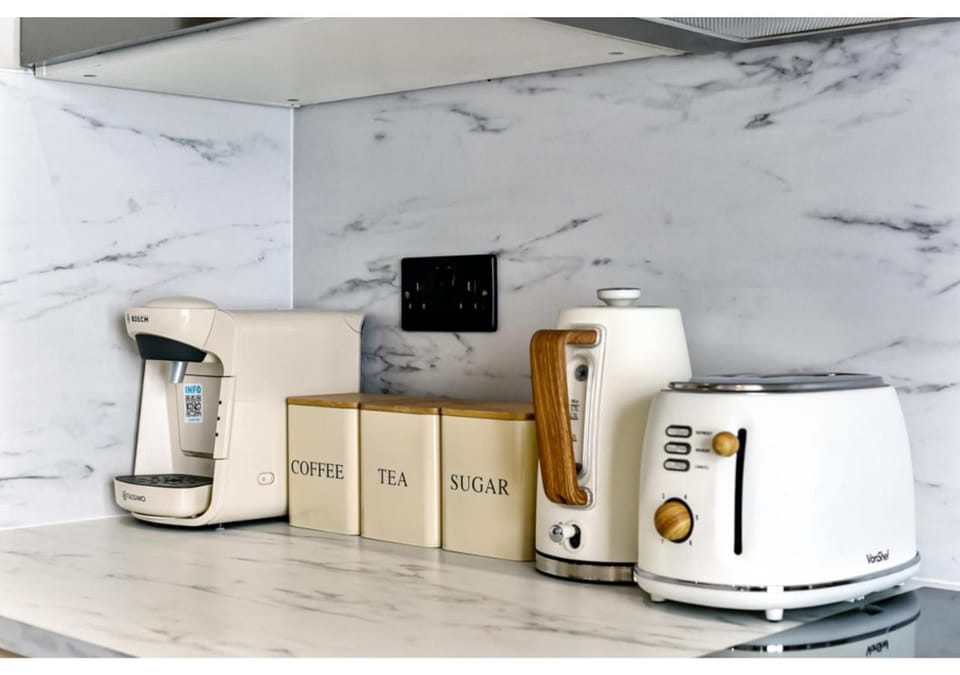 Coffee/tea facilities, toaster