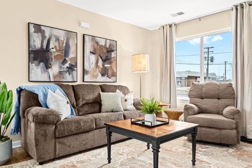 Newly Renovated Flat near Downtown Roseville Apartment in Lake Erie