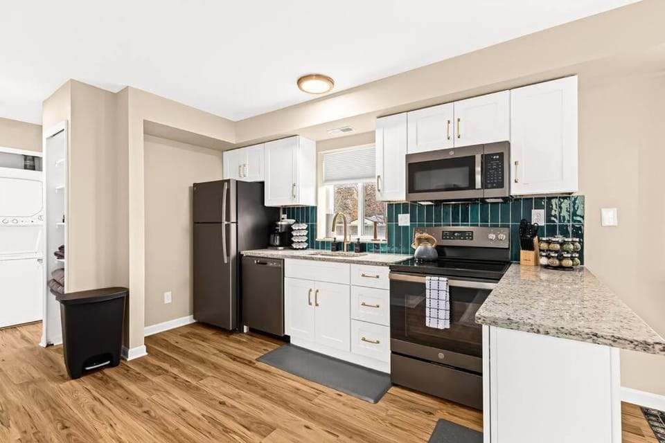 Newly Renovated Flat near Downtown Roseville Apartment in Lake Erie