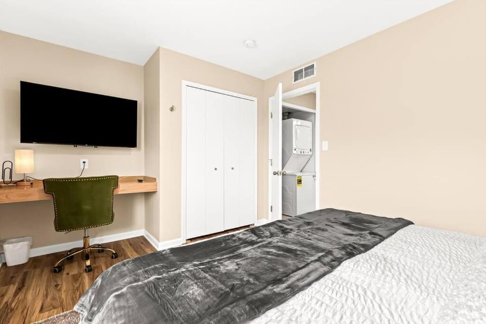 Newly Renovated Flat near Downtown Roseville Apartment in Lake Erie