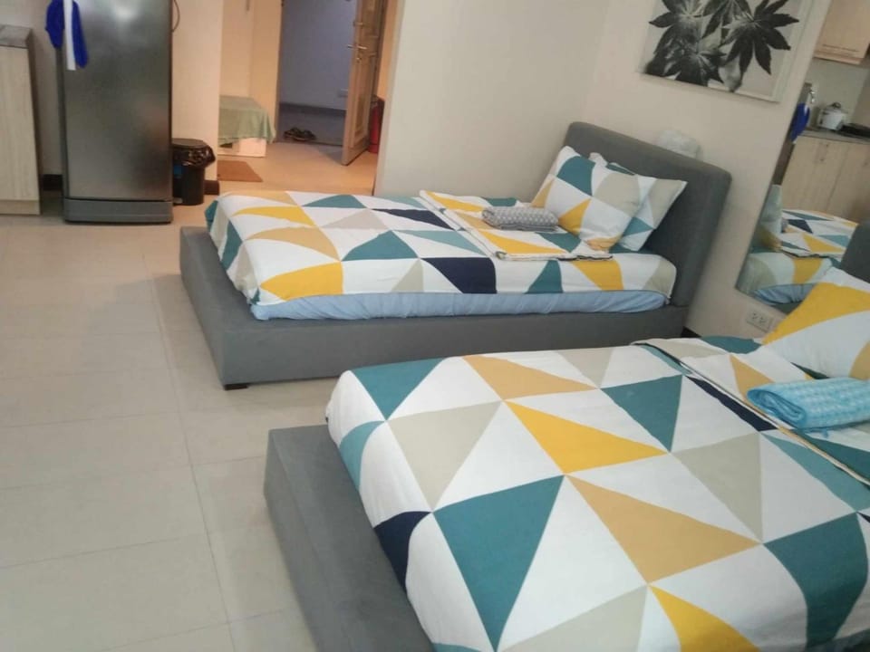 Twin Beds Studio Room with City View Apartment in Mandaluyong