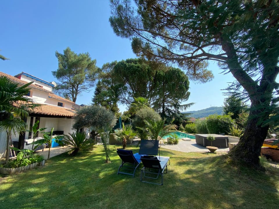 VILLA & JACCUZI-SAUNA-PISCINE-MASSAGES du "Nirvâna Vivant" Vacation rental in Occitanie