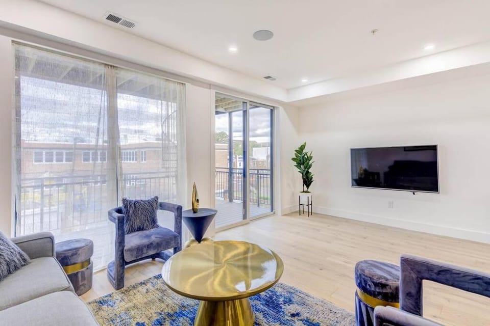 Capitol View 3 DC Penthouse with Rooftop view Free parking and WiFi WIFI Apartment in District of Columbia