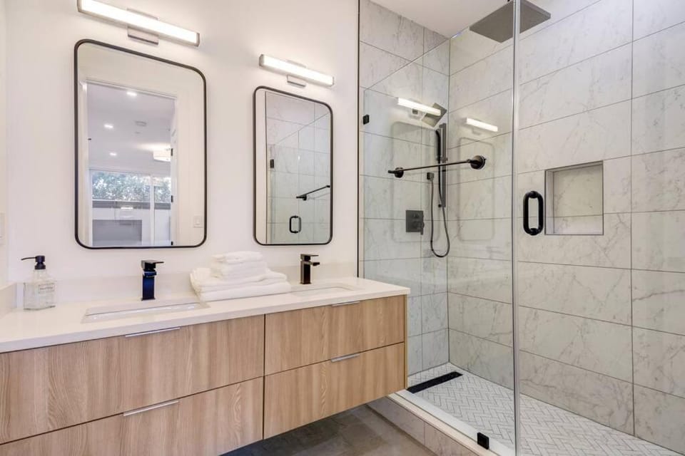 Capitol View 3 DC Penthouse with Rooftop view Free parking and WiFi WIFI Apartment in District of Columbia