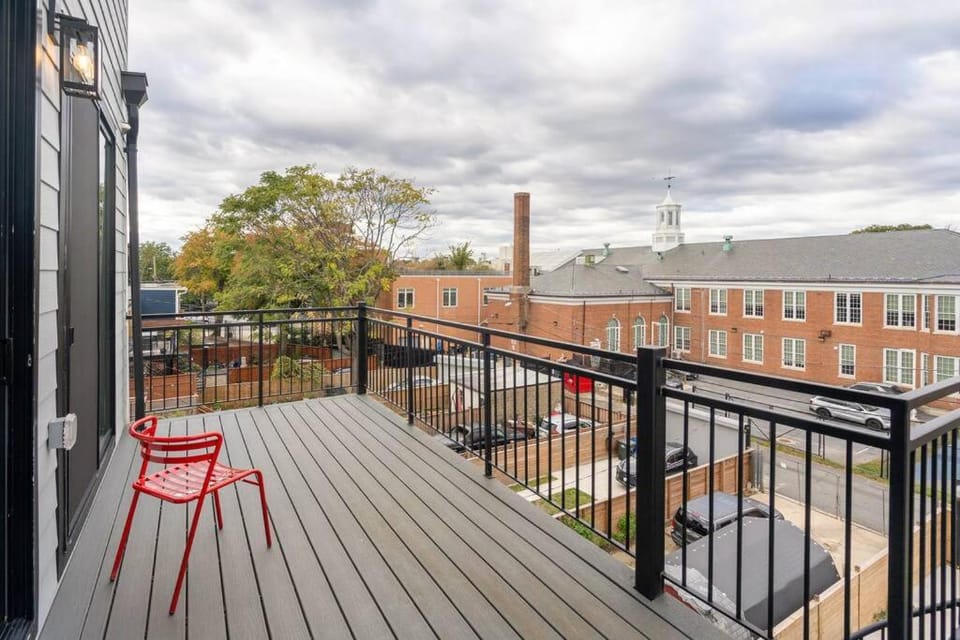 Capitol View 3 DC Penthouse with Rooftop view Free parking and WiFi WIFI Apartment in District of Columbia