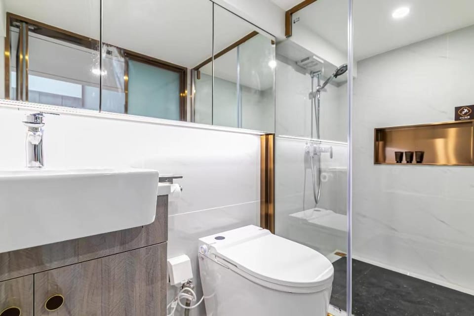 Shower, Toilet, towels