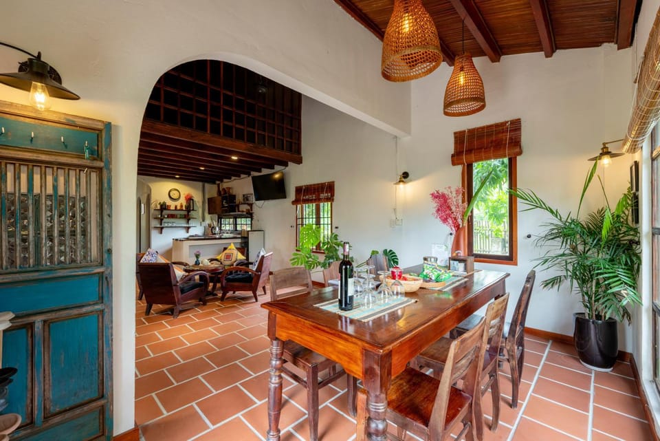 Restaurant/places to eat, Kitchen or kitchenette, Living room, Food and drinks, Banquet/Function facilities, Seating area, Dining area, Food