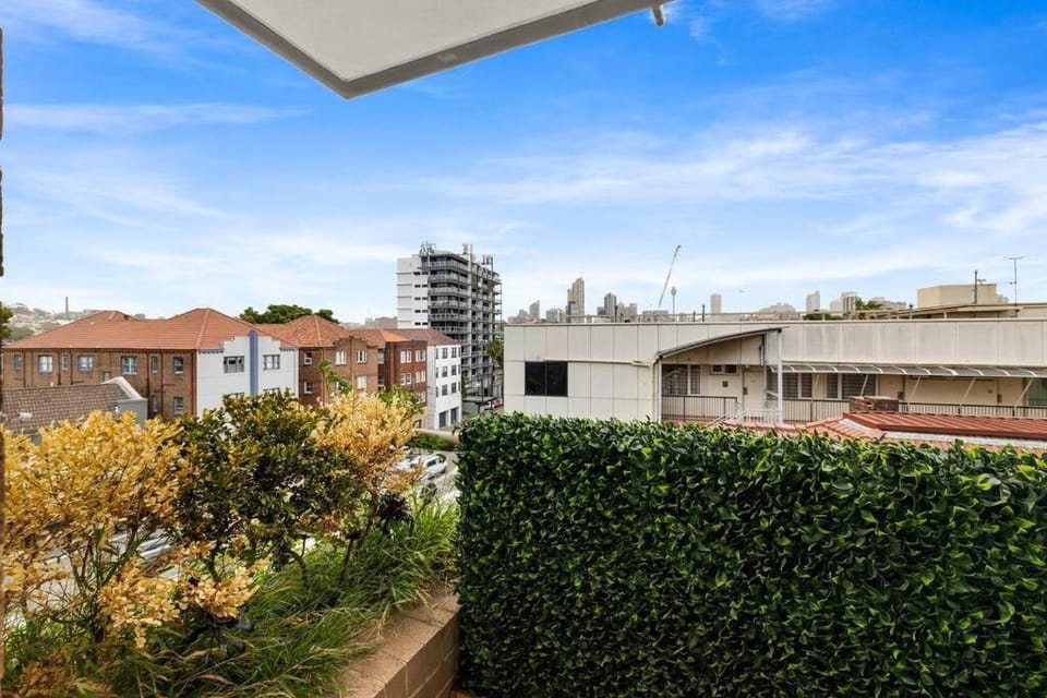 Spacious 2 Bedroom, 1 Car Space Self Catering Apartment in Sydney