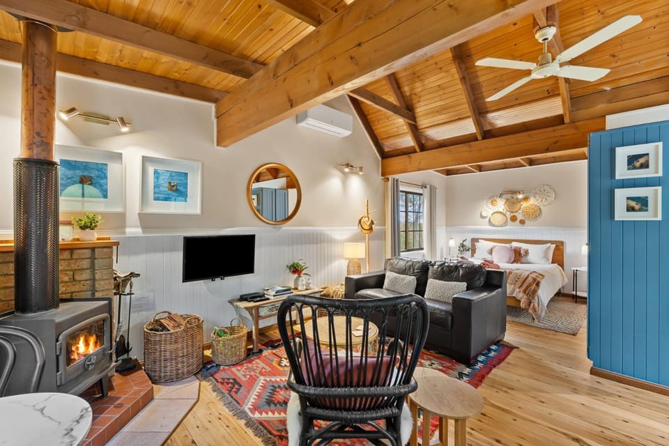 TV and multimedia, Living room, Seating area, Evening entertainment