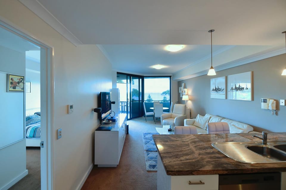 TV and multimedia, Kitchen or kitchenette, Living room, Dining area
