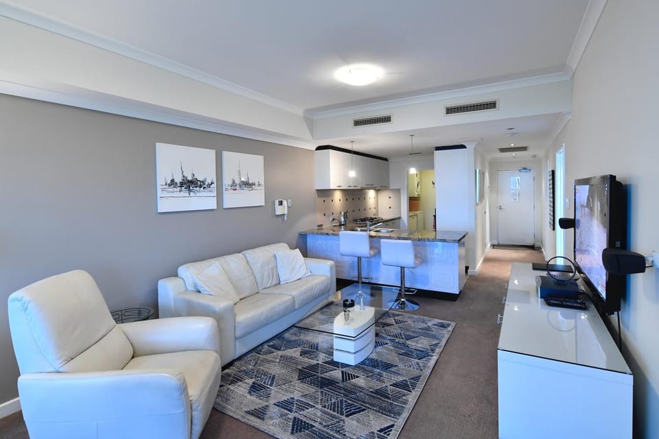 Communal lounge/ TV room, TV and multimedia, Kitchen or kitchenette, Living room, Seating area, Dining area, oven