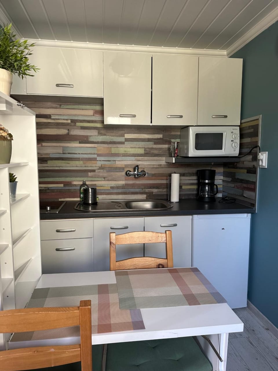 Kitchen or kitchenette, minibar
