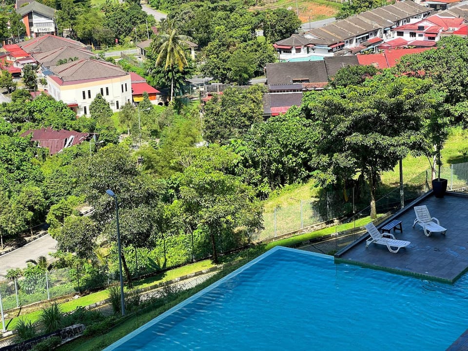 Taiping City Pool View Condo near Lake Garden Zoo & Free NetFlix WiFi Apartment in Perak