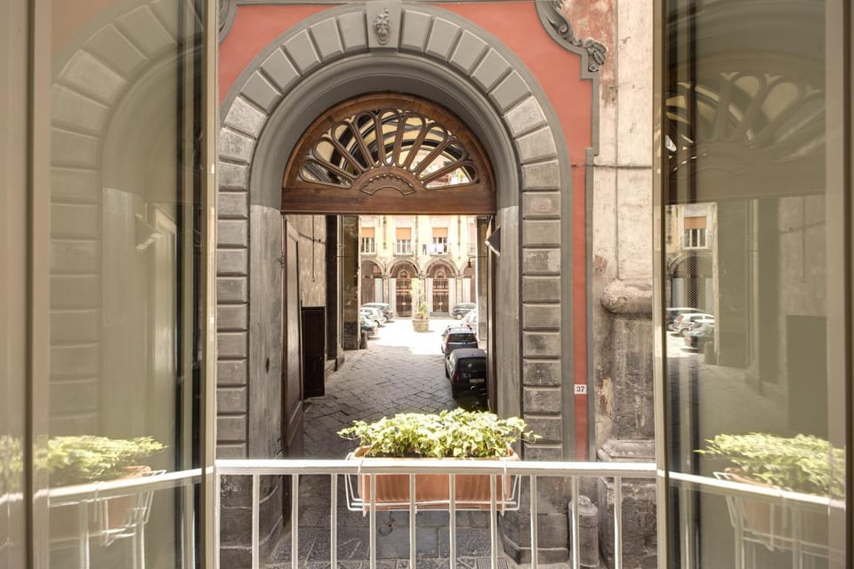 Nearby landmark, Day, Neighbourhood, Decorative detail